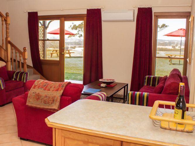 Berenbell Vineyard Retreat - 2 bedroom Lodge lounge area
