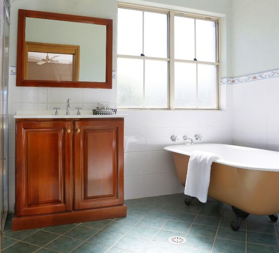 Berenbell Vineyard Retreat - Clawfoot Bath in 1 Bedroom Cottage