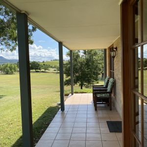 Berenbell Vineyard Retreat - outdoor seating on the cottage verandah